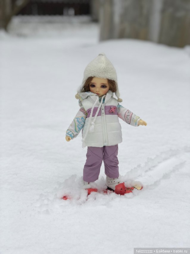 Кира катается на сноуборде воскресным утром