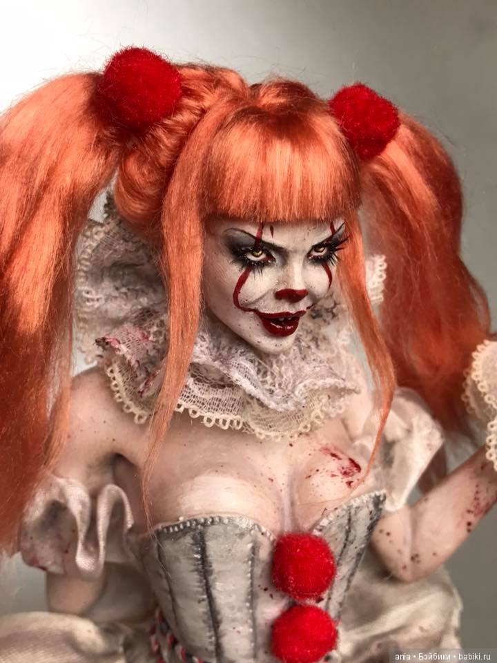 Пеннивайз из фильма "Оно", автор куклы Kim Johnson
