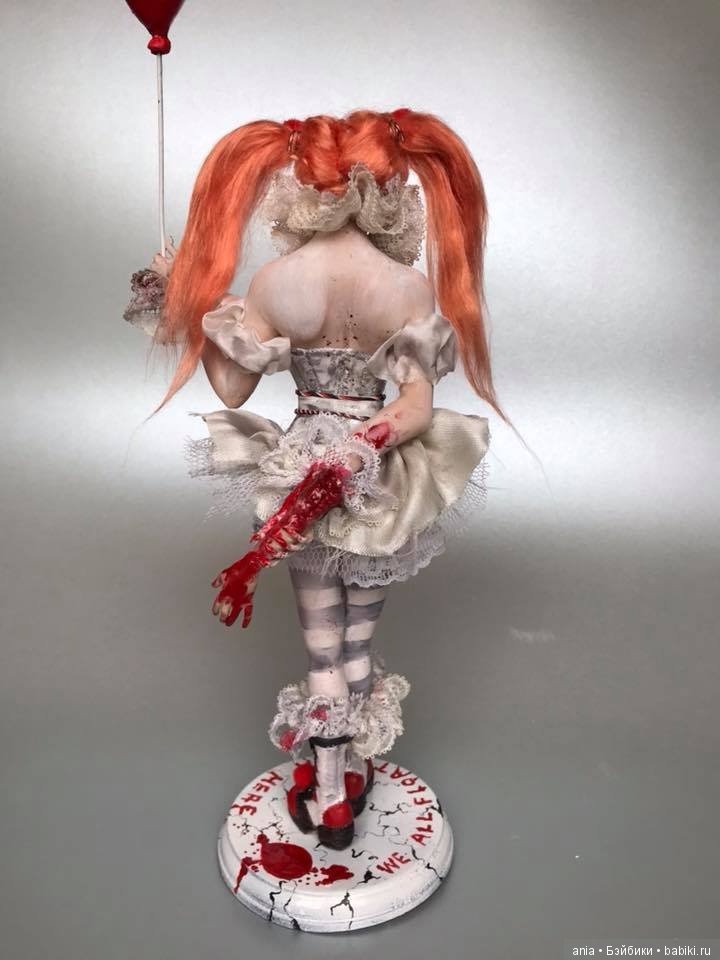 Пеннивайз из фильма "Оно", автор куклы Kim Johnson