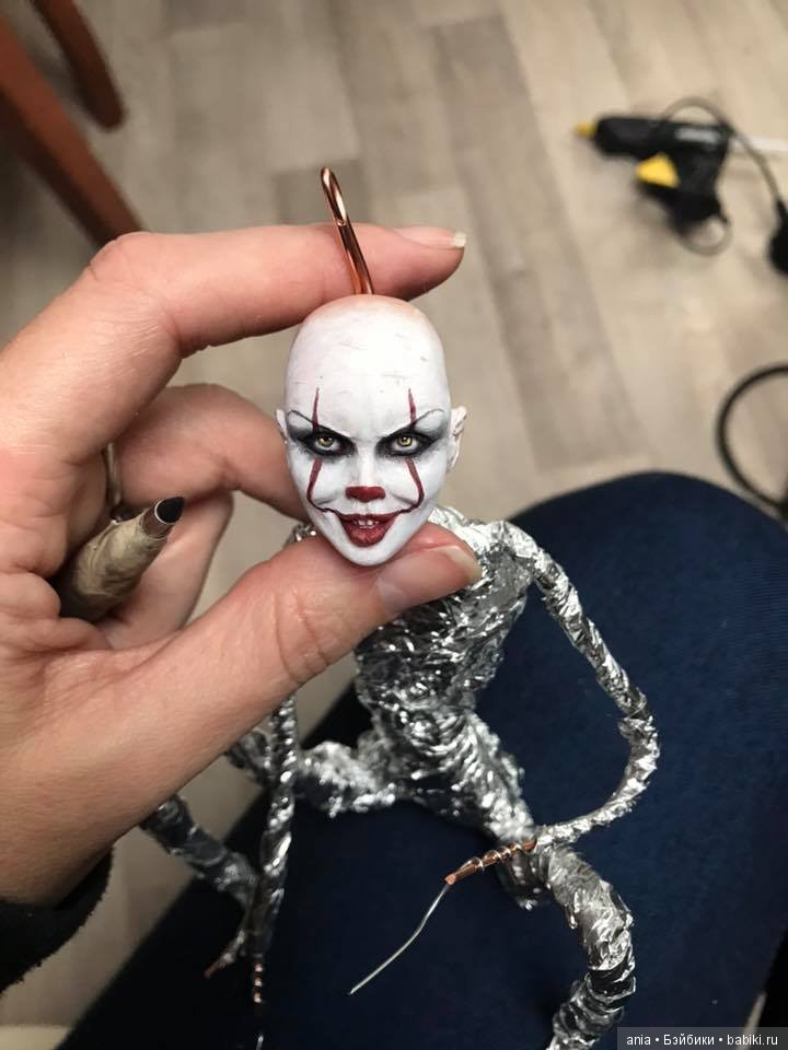 Пеннивайз из фильма "Оно", автор куклы Kim Johnson