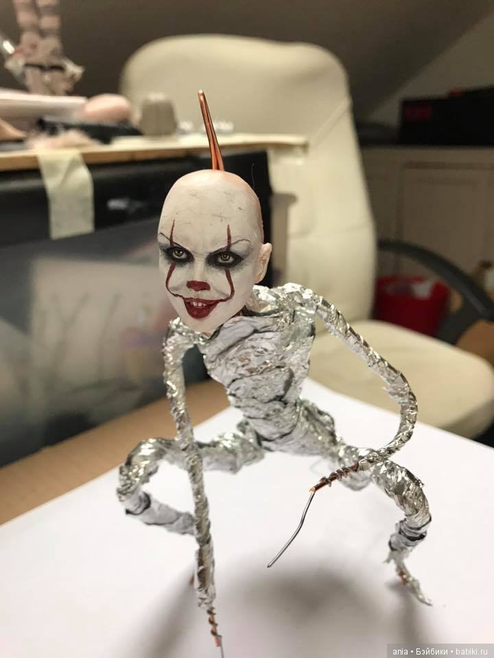 Пеннивайз из фильма "Оно", автор куклы Kim Johnson
