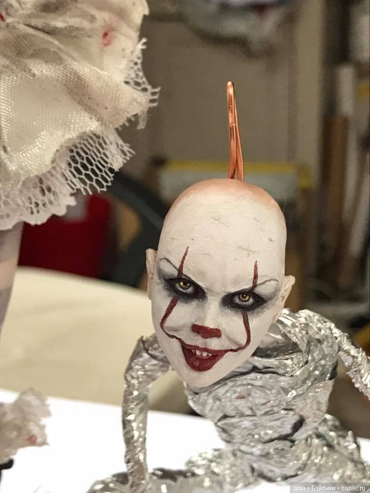 Пеннивайз из фильма "Оно", автор куклы Kim Johnson