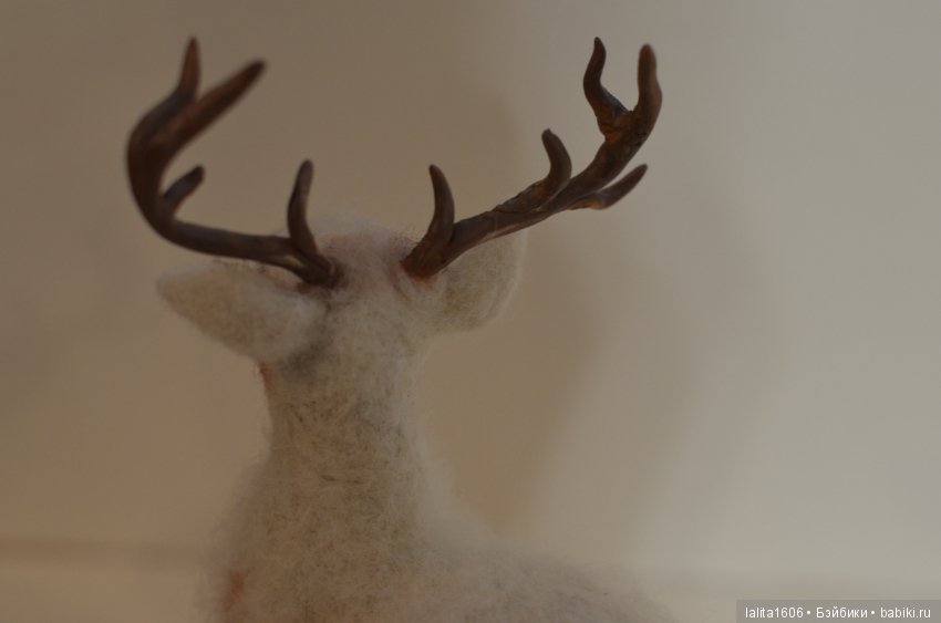 Северный олень. Игрушка в технике сухое валяние (фото 5)