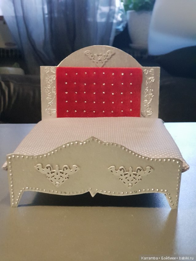 С чего начинается кукольный дом? Конечно, с кровати