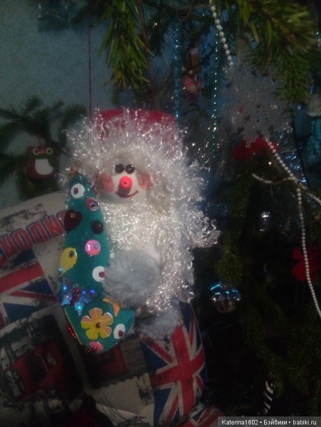 Новогодние игрушки на елке