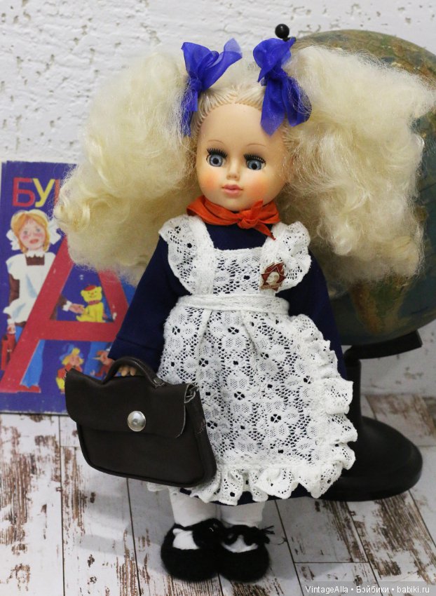 На форме у школьниц сияет звезда