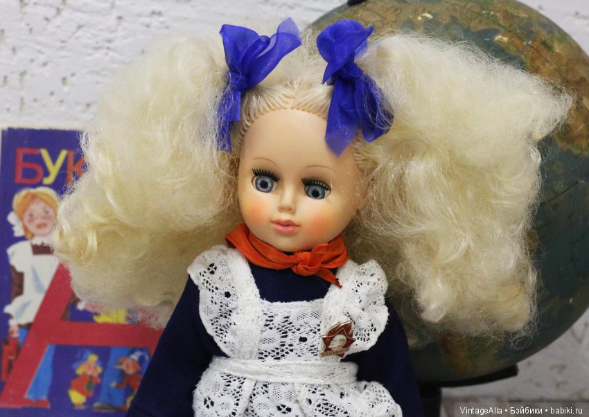 На форме у школьниц сияет звезда (фото 2)