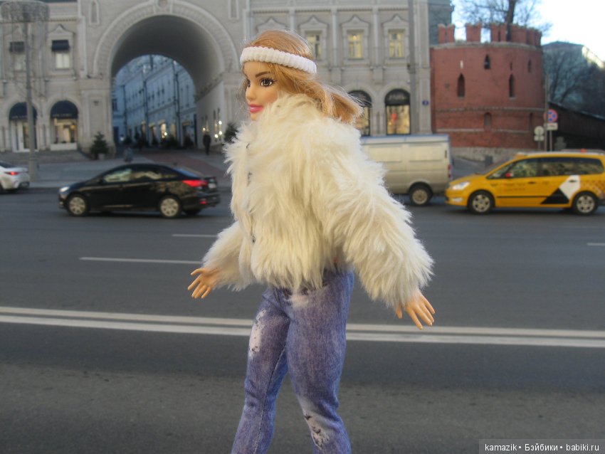 Маша Ураганова гуляет по Москве