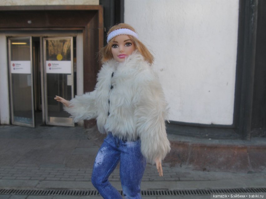 Маша Ураганова гуляет по Москве (фото 7)