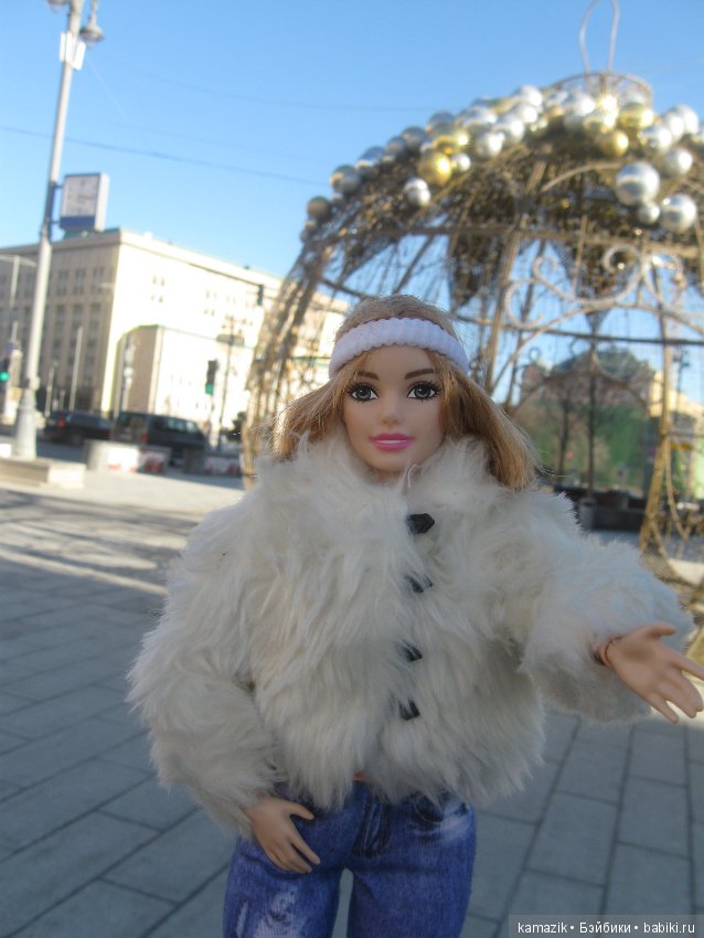 Маша Ураганова гуляет по Москве