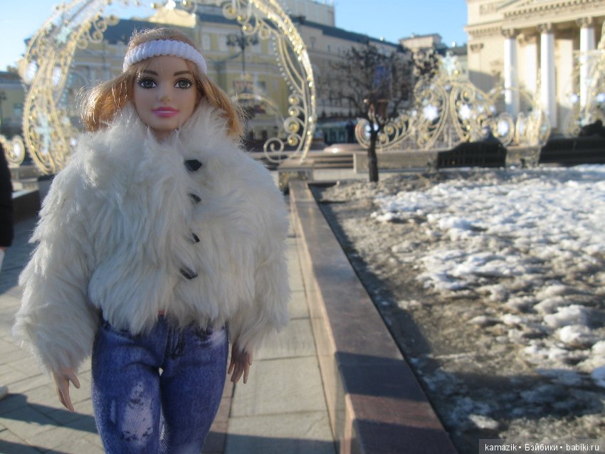 Маша Ураганова гуляет по Москве