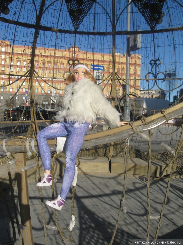 Маша Ураганова гуляет по Москве (фото 4)