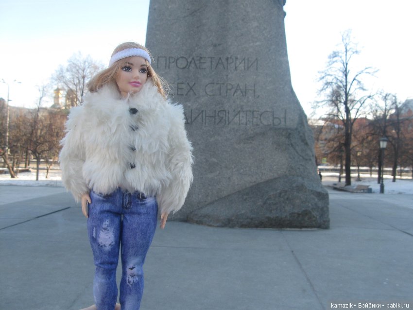 Маша Ураганова гуляет по Москве