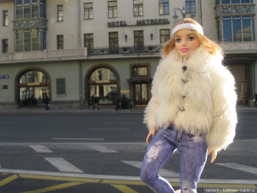 Маша Ураганова гуляет по Москве