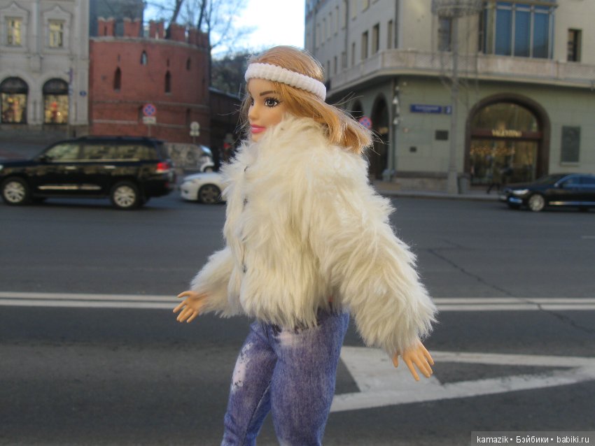 Маша Ураганова гуляет по Москве