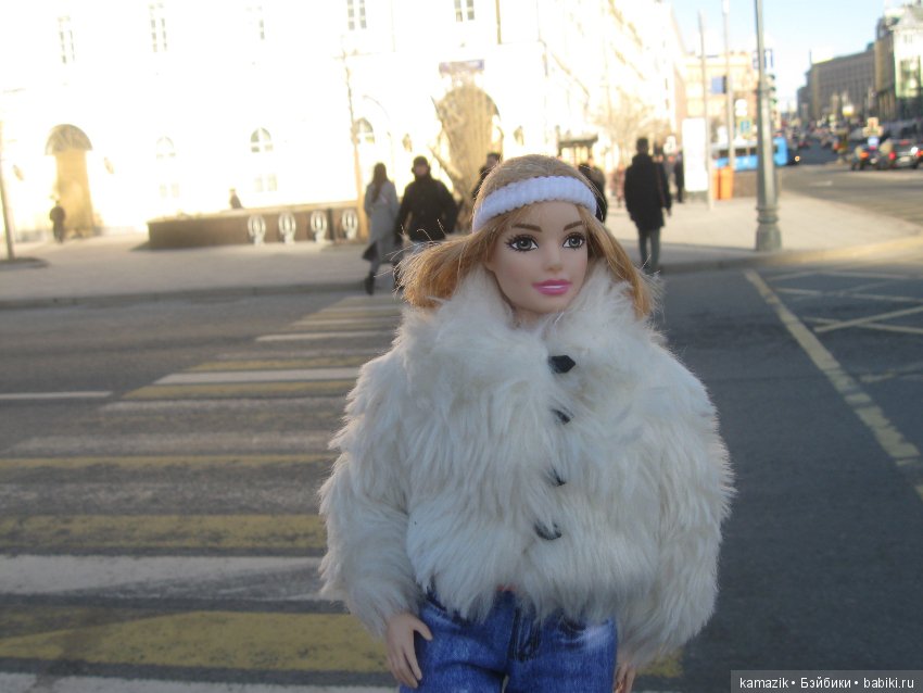 Маша Ураганова гуляет по Москве
