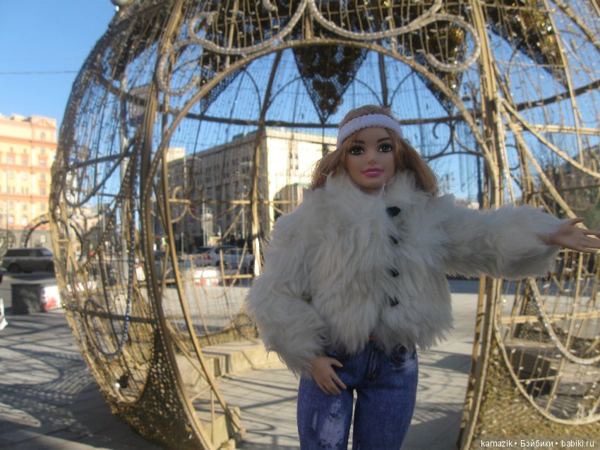 Маша Ураганова гуляет по Москве (фото 2)