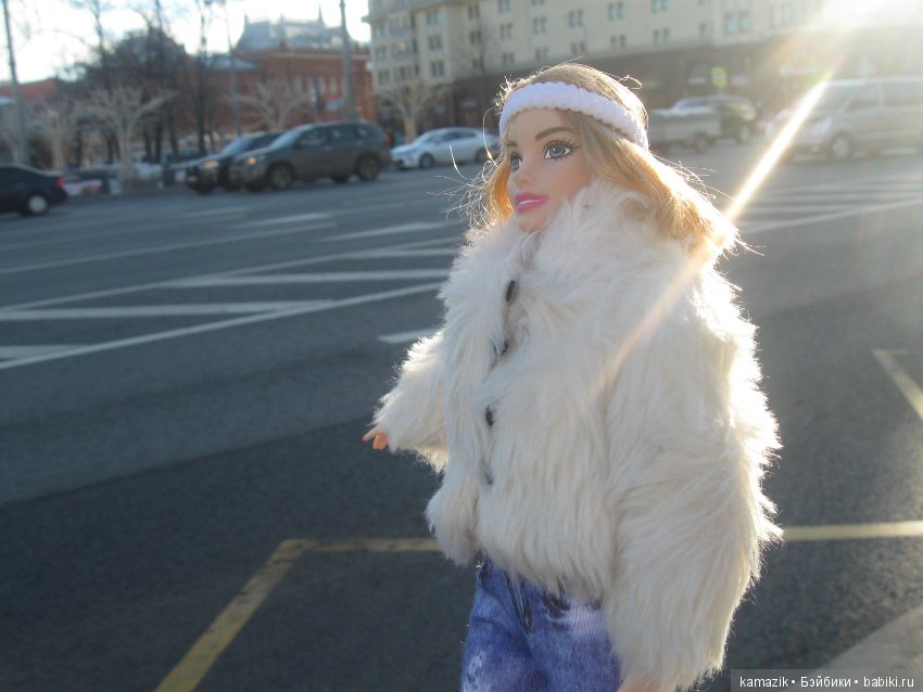 Маша Ураганова гуляет по Москве
