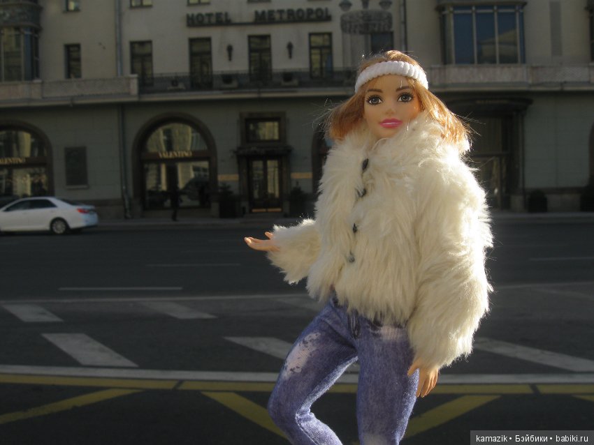 Маша Ураганова гуляет по Москве