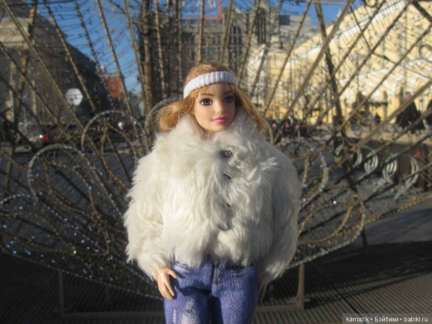 Маша Ураганова гуляет по Москве