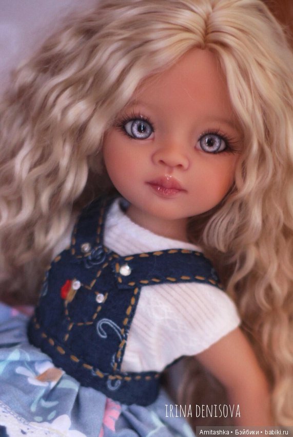 Маника — блондинка с большими глазками
