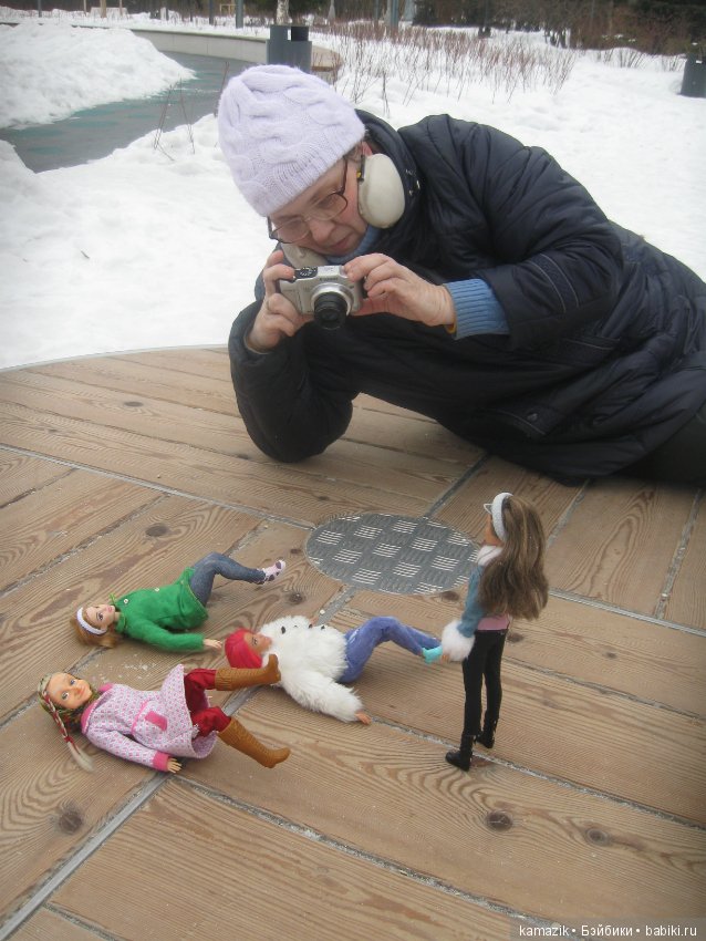 В кадре только девушки. В разных позах с мыльницей