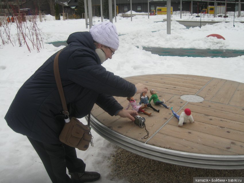 В кадре только девушки. В разных позах с мыльницей