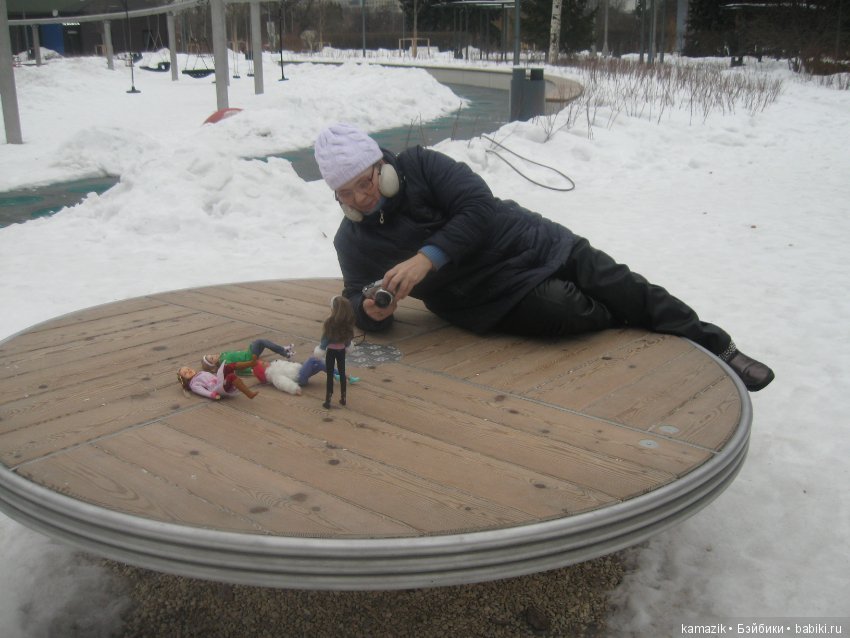 В кадре только девушки. В разных позах с мыльницей