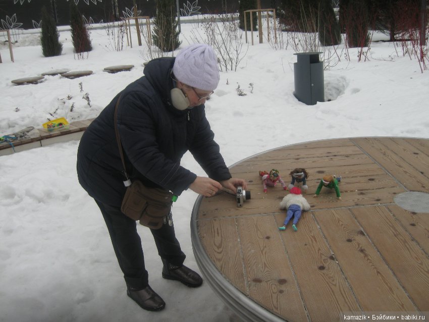 В кадре только девушки. В разных позах с мыльницей