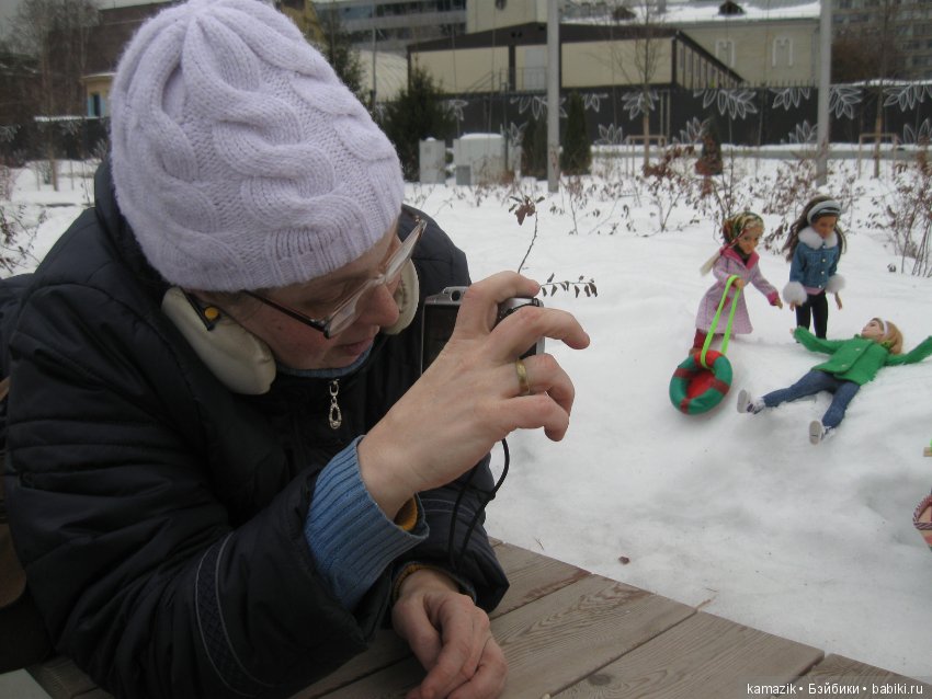 В кадре только девушки. В разных позах с мыльницей
