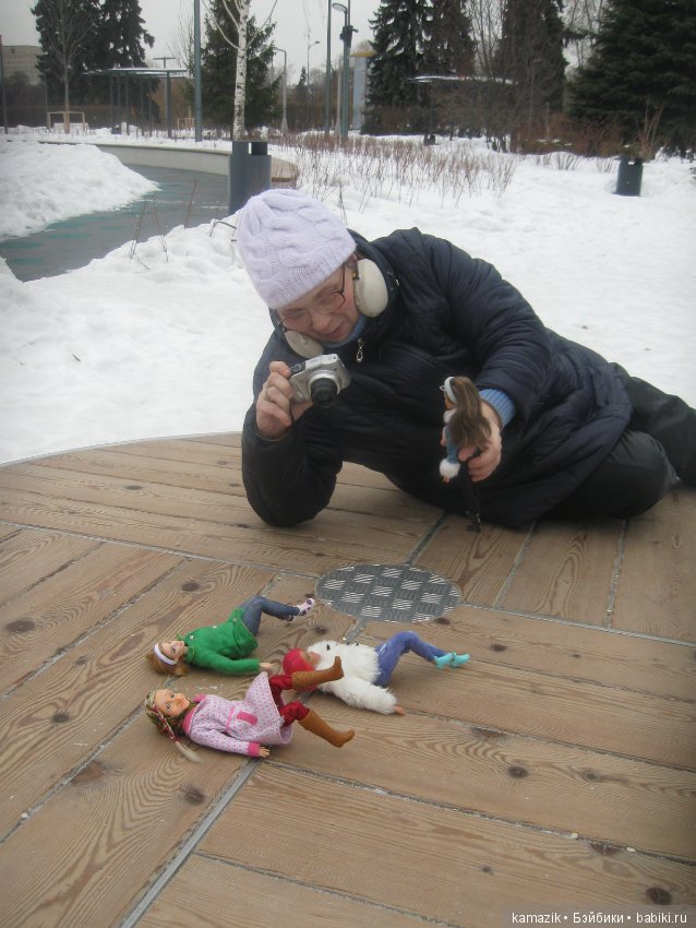 В кадре только девушки. В разных позах с мыльницей