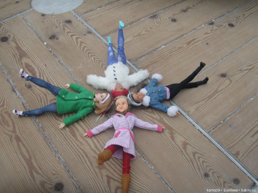 В кадре только девушки. В разных позах с мыльницей