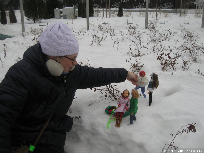 В кадре только девушки. В разных позах с мыльницей