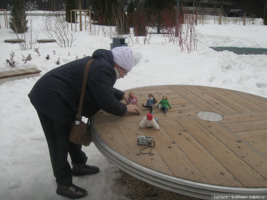 В кадре только девушки. В разных позах с мыльницей