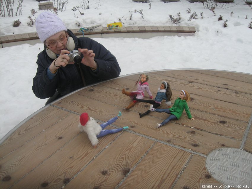 В кадре только девушки. В разных позах с мыльницей