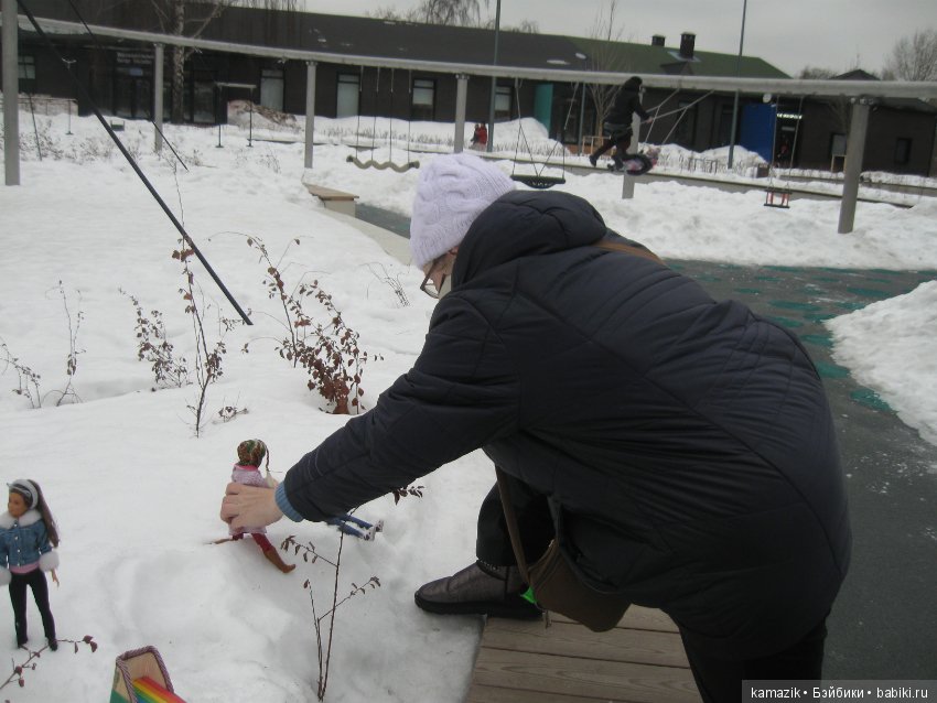 В кадре только девушки. В разных позах с мыльницей