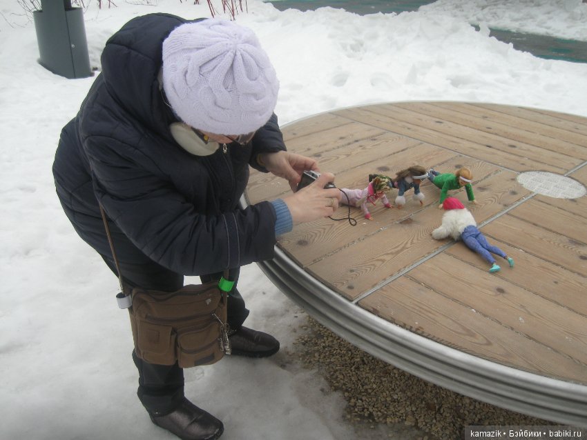 В кадре только девушки. В разных позах с мыльницей