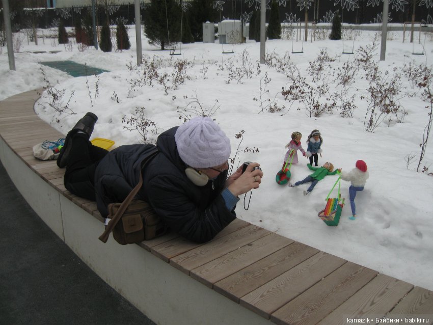 В кадре только девушки. В разных позах с мыльницей