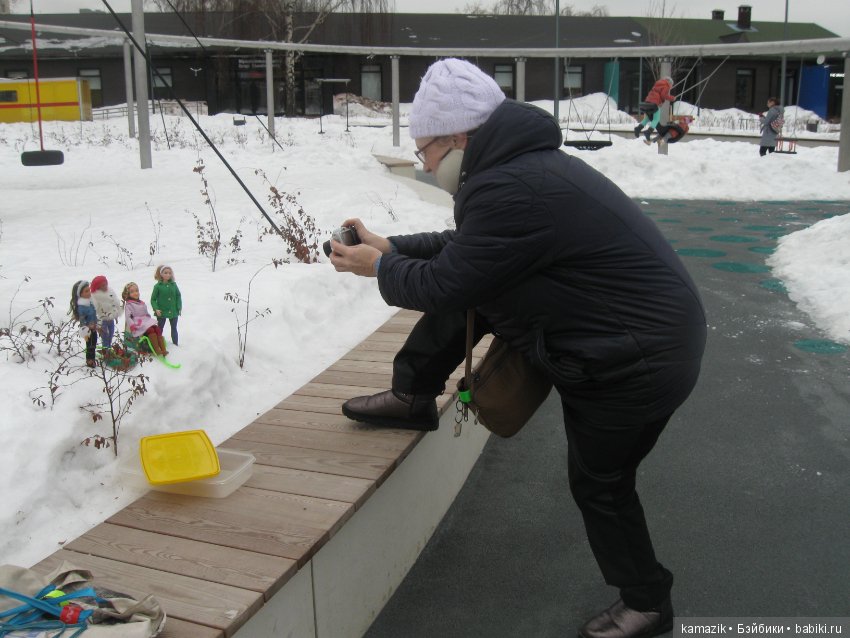 В кадре только девушки. В разных позах с мыльницей