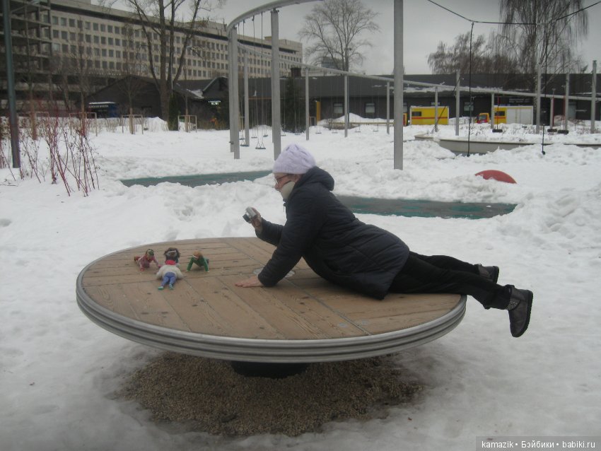В кадре только девушки. В разных позах с мыльницей
