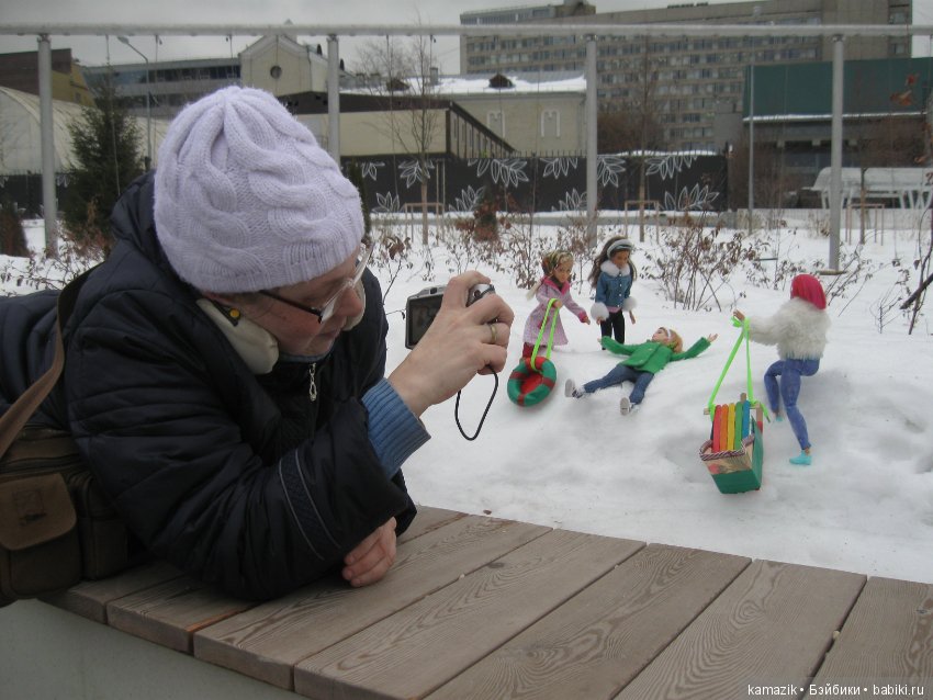 В кадре только девушки. В разных позах с мыльницей