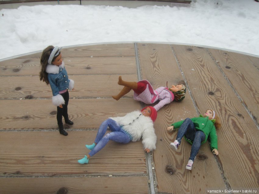 В кадре только девушки. В разных позах с мыльницей