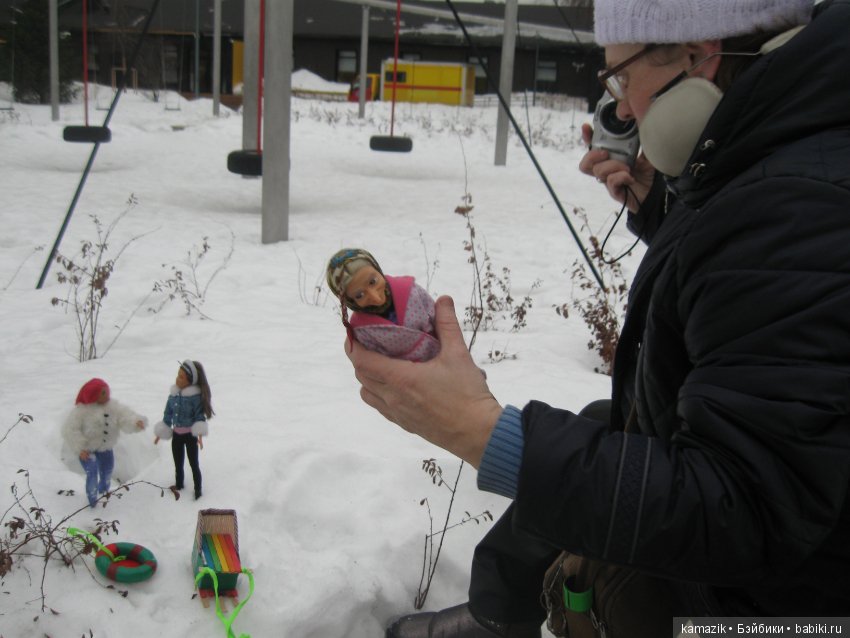 В кадре только девушки. В разных позах с мыльницей