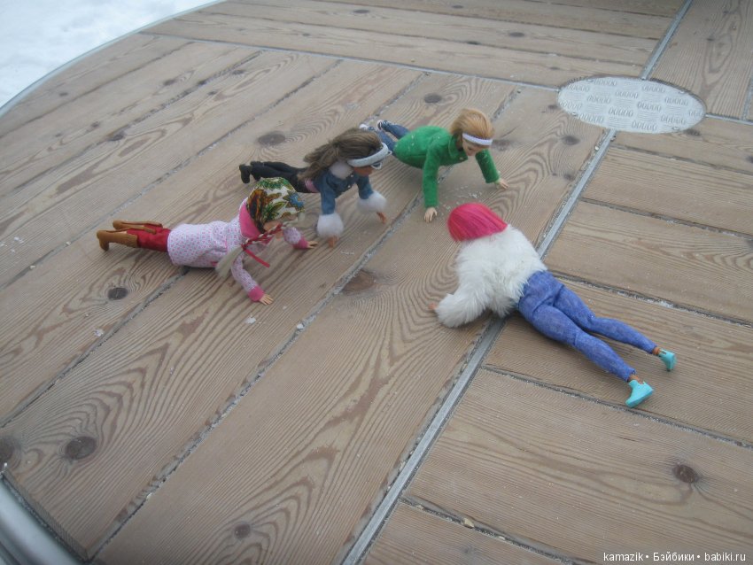 В кадре только девушки. В разных позах с мыльницей