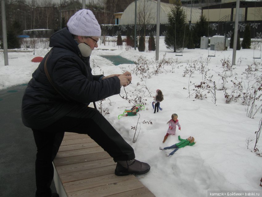 В кадре только девушки. В разных позах с мыльницей