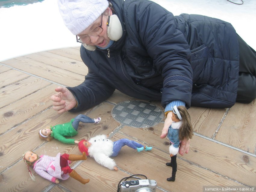 В кадре только девушки. В разных позах с мыльницей