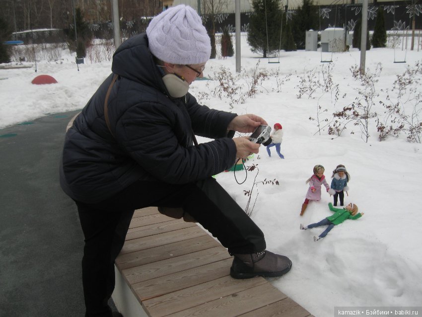 В кадре только девушки. В разных позах с мыльницей