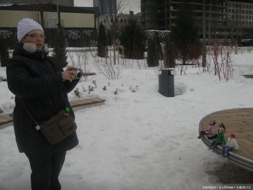 В кадре только девушки. В разных позах с мыльницей