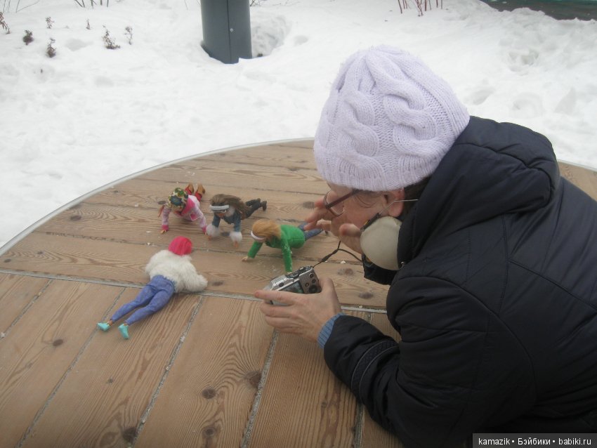 В кадре только девушки. В разных позах с мыльницей
