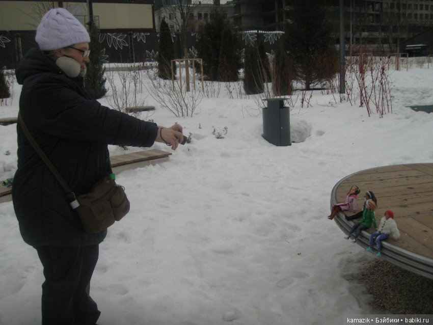 В кадре только девушки. В разных позах с мыльницей